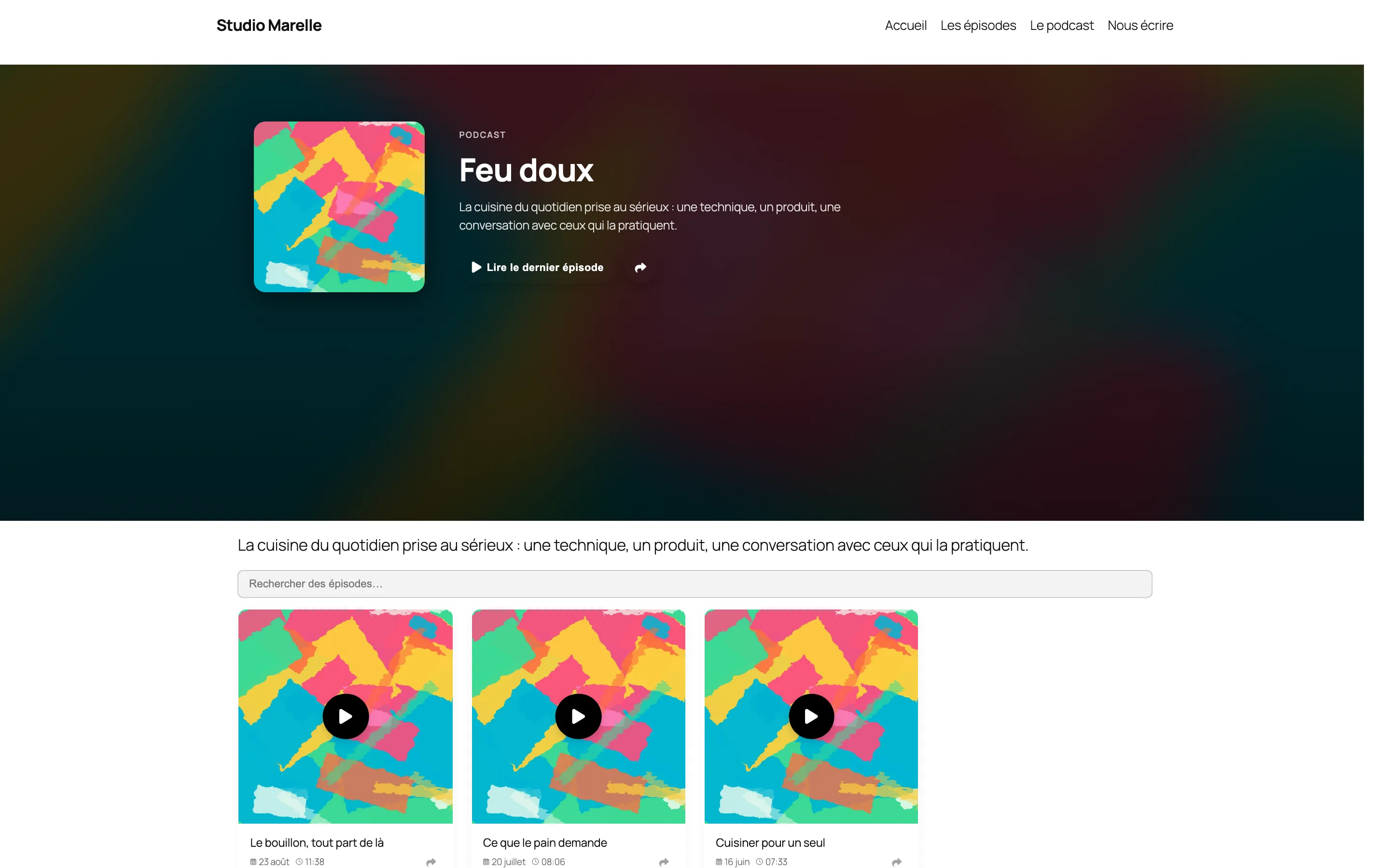 Une page de podcast juste après l’import : le bloc d’introduction porte la couverture et la description, le lecteur est actif, et le catalogue s’affiche dessous.